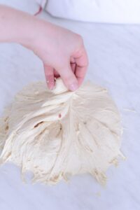 Baguettes mit Speck und Zwiebeln Gefülltes Baguette Rezept Schritt 14 Teig Dehnen Und Falten
