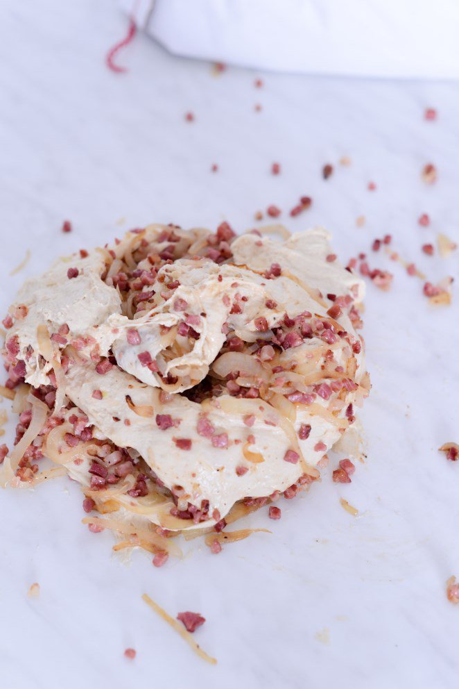  Gefülltes Baguette Rezept Schritt 15 Speck Zwiebel Masse Auf Papier