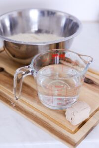 Baguettes mit Speck und Zwiebeln Gefülltes Baguette Rezept Schritt 2 Hefe Wasser Mehl Vorbereiten