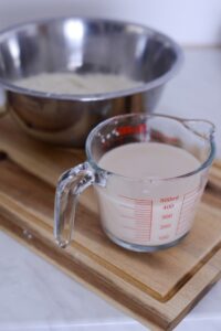 Baguettes mit Speck und Zwiebeln Gefülltes Baguette Rezept Schritt 3 Hefe In Milch Auflösen