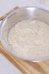 Baguettes mit Speck und Zwiebeln Gefülltes Baguette Rezept Schritt 4 Mehl Und Wasser In Schüssel