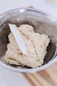 Baguettes mit Speck und Zwiebeln Gefülltes Baguette Rezept Schritt 5 Teig In Schüssel Mit Teigkarte