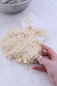 Baguettes mit Speck und Zwiebeln Gefülltes Baguette Rezept Schritt 6 Teig Zusammenführen Auf Arbeitsf