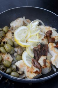 Hähnchen mit Oliven und Zitronen  (Poulet au citron et aux olives) FILE1950 199x300