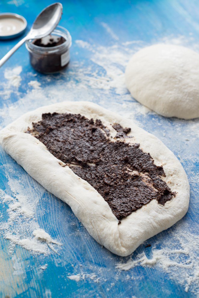 Baguette mit Tapenade zum Aperitif Bagütte Rezept Schritt 8 Tapenade Auf Teigling Streichen
