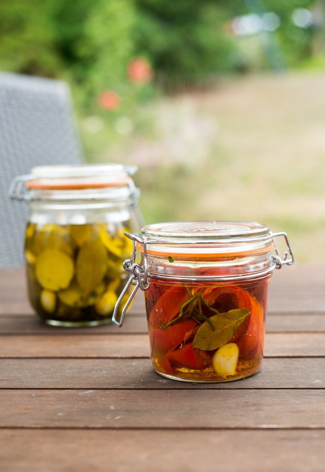 Eingelegte Paprika und Zucchini mit Piment d’Espelette für den Apéritif ...