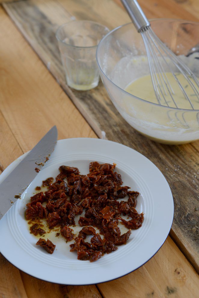 Herzhafte Cannelés - Knabberzeug für den Fernsehabend Teil 2 (Cannelés salés pour l'apéro, au fromage de chèvre et tomates confites) DSC_2583