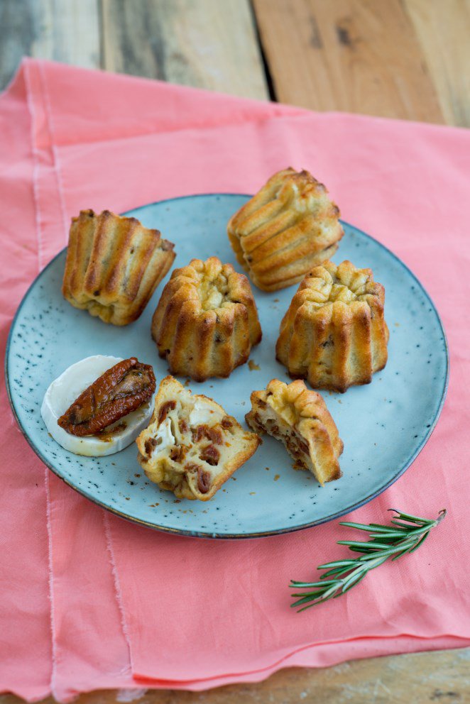 Herzhafte Cannelés - Knabberzeug für den Fernsehabend Teil 2 (Cannelés salés pour l'apéro, au fromage de chèvre et tomates confites) DSC_2613