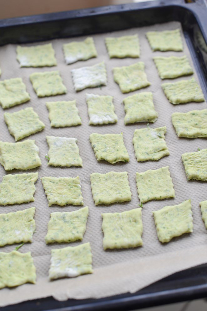 Knabberzeug für den Fernsehabend Teil 1: Crackers mit Petersilie Knabberzeug Fernsehabend Schritt 6 Crackers Auf Backblech Vor Dem Back