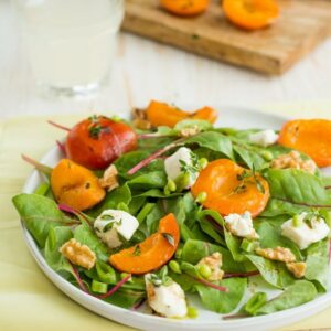 Sommerlicher Salat mit gebratenen Aprikosen und Ziegenkäse