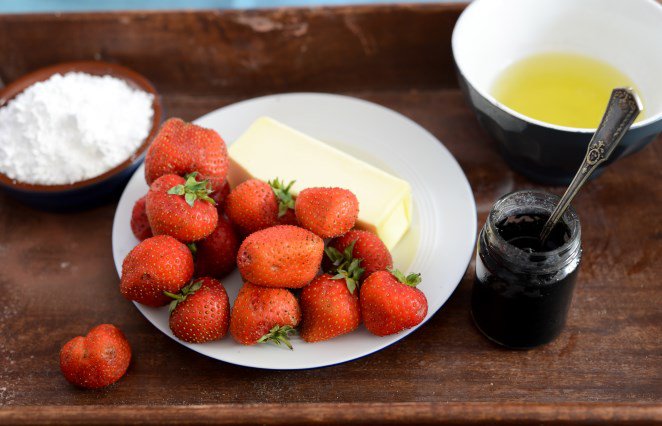 Financiers mit Erdbeeren und Sesam (Financiers au sésame et à la fraise) DSC_3091