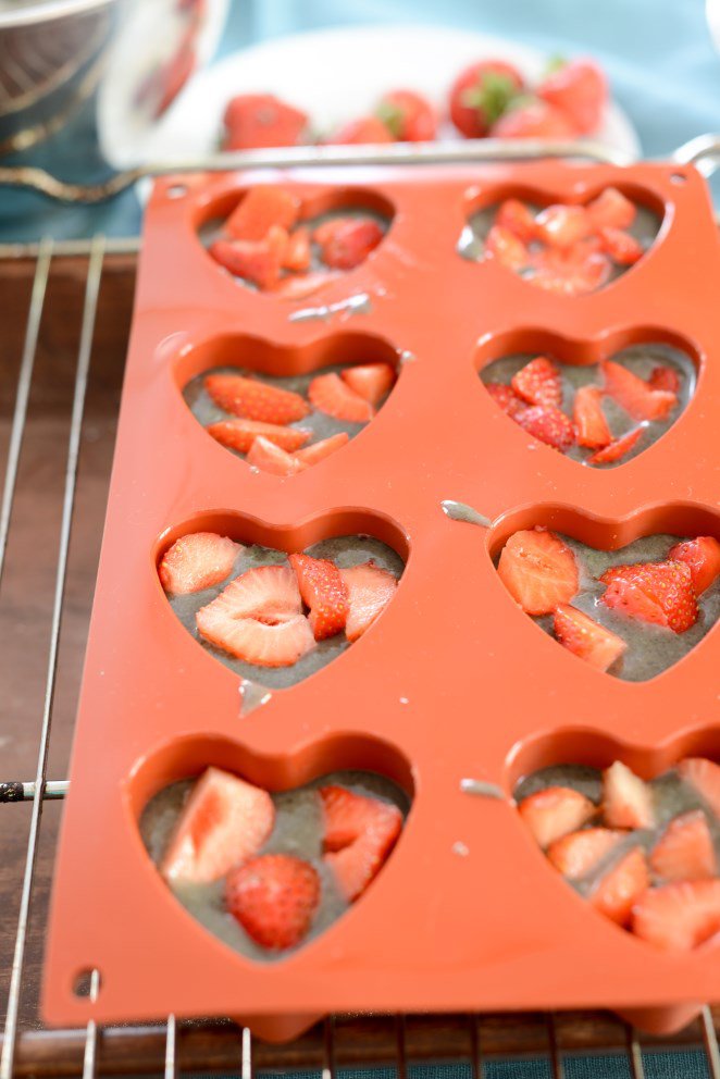 Financiers mit Erdbeeren und Sesam (Financiers au sésame et à la fraise) DSC_3100