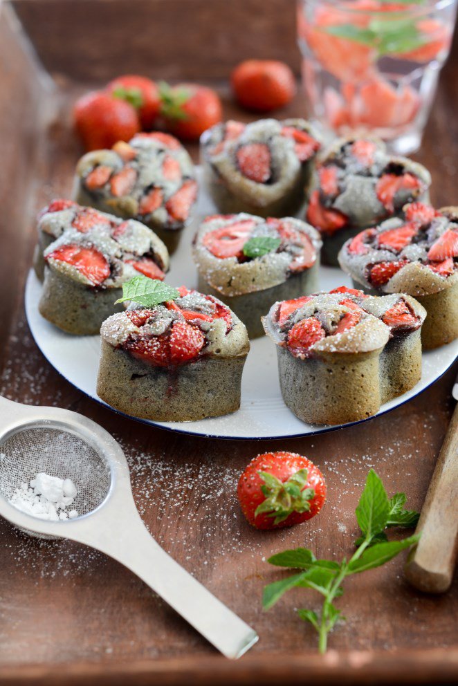 Financiers mit Erdbeeren und Sesam (Financiers au sésame et à la fraise) DSC_3125