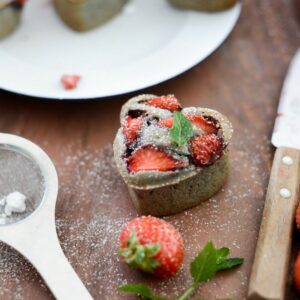 Financiers mit Erdbeeren und Sesam (Financiers au sésame et à la fraise)