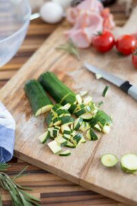 Sommerliche Gemüse-Quiche (Quiche aux légumes d'été) Sommerliche Gemüse-Quiche (Quiche aux légumes d'été) Quiche Rezept Schritt 3 Zucchini Schneiden Auf Brett