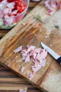 Sommerliche Gemüse-Quiche (Quiche aux légumes d'été) Sommerliche Gemüse-Quiche (Quiche aux légumes d'été) Quiche Rezept Schritt 5 Schinken Zerrupft Auf Holzbrett