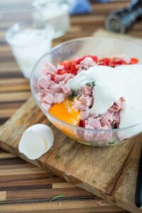 Sommerliche Gemüse-Quiche (Quiche aux légumes d'été) Sommerliche Gemüse-Quiche (Quiche aux légumes d'été) Quiche Rezept Schritt 6 Zutaten In Schüssel Mischen