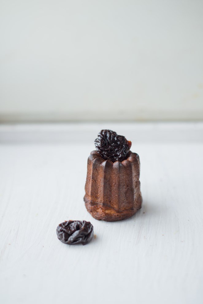 Cannelés mit eingelegten Pflaumen Bordeaux Canneles Mit Pflaumen 5