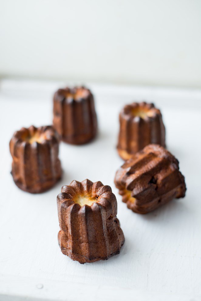 Cannelés mit eingelegten Pflaumen Canneles Mit Rum