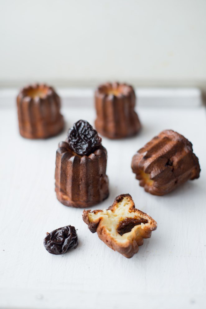 Cannelés mit eingelegten Pflaumen Rum Canneles Mit Pflaumen