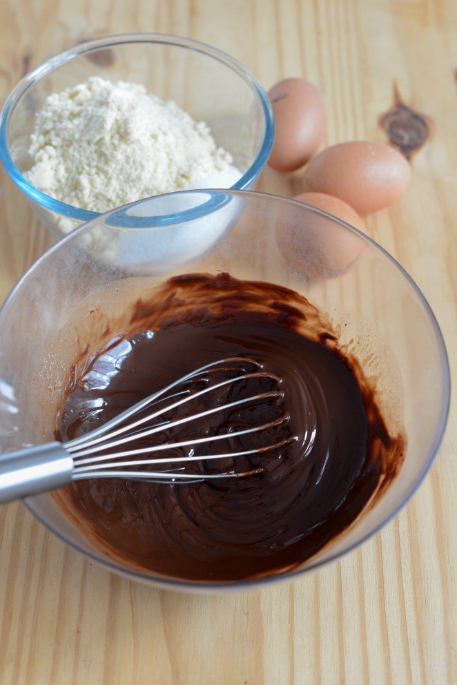 Saftiger Schokoladen-Mandel-Kuchen Saftiger Schokoladenkuchen Schritt 1 Schokoladenmasse Mit Schneebesen