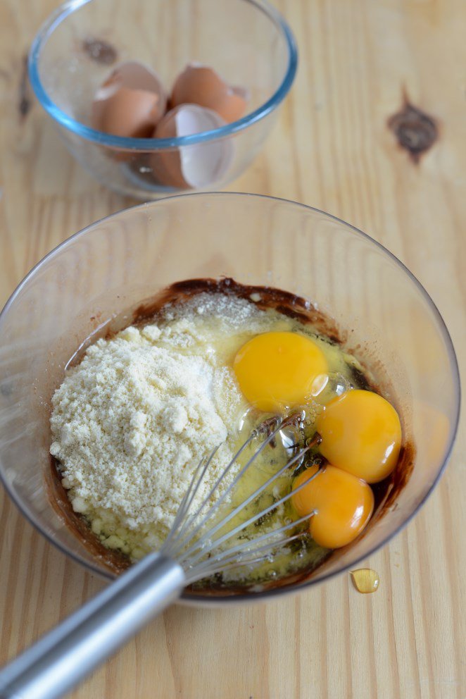 Saftiger Schokoladen-Mandel-Kuchen Saftiger Schokoladenkuchen Schritt 2 Eier Und Mandeln Vermengen