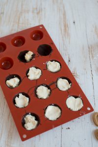Buche de Noel mit Weihnachtskugeln Buche de Noel mit Weihnachtskugeln DSC_5464 200x300