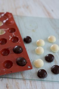 Buche de Noel mit Weihnachtskugeln Buche de Noel mit Weihnachtskugeln DSC_5466 200x300