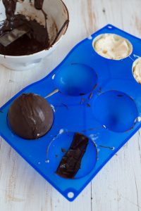 Buche de Noel mit Weihnachtskugeln Buche de Noel mit Weihnachtskugeln DSC_5470 200x300