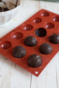 Buche de Noel mit Weihnachtskugeln Buche de Noel mit Weihnachtskugeln DSC_5475 200x300
