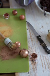 Buche de Noel mit Weihnachtskugeln Buche de Noel mit Weihnachtskugeln DSC_5487 200x300