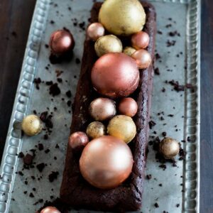Buche de Noel mit Weihnachtskugeln