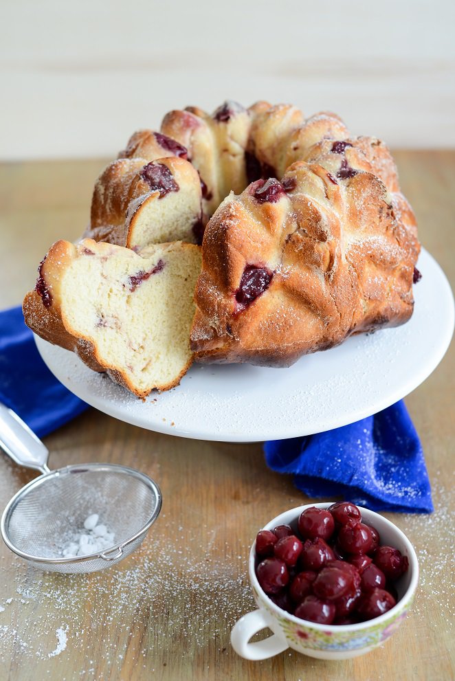 Brioche de Noel mit Sauerkirschen Rezept - franzoesischkochen.de