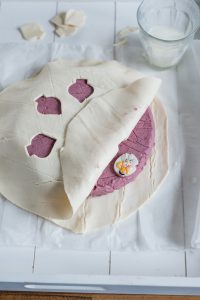 Fruchtige Galette des rois mit schwarzen Johannisbeeren DSC_6189 200x300