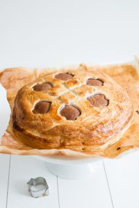 Fruchtige Galette des rois mit schwarzen Johannisbeeren DSC_6203 200x300