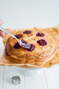 Fruchtige Galette des rois mit schwarzen Johannisbeeren DSC_6205 200x300