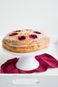 Fruchtige Galette des rois mit schwarzen Johannisbeeren DSC_6213 200x300