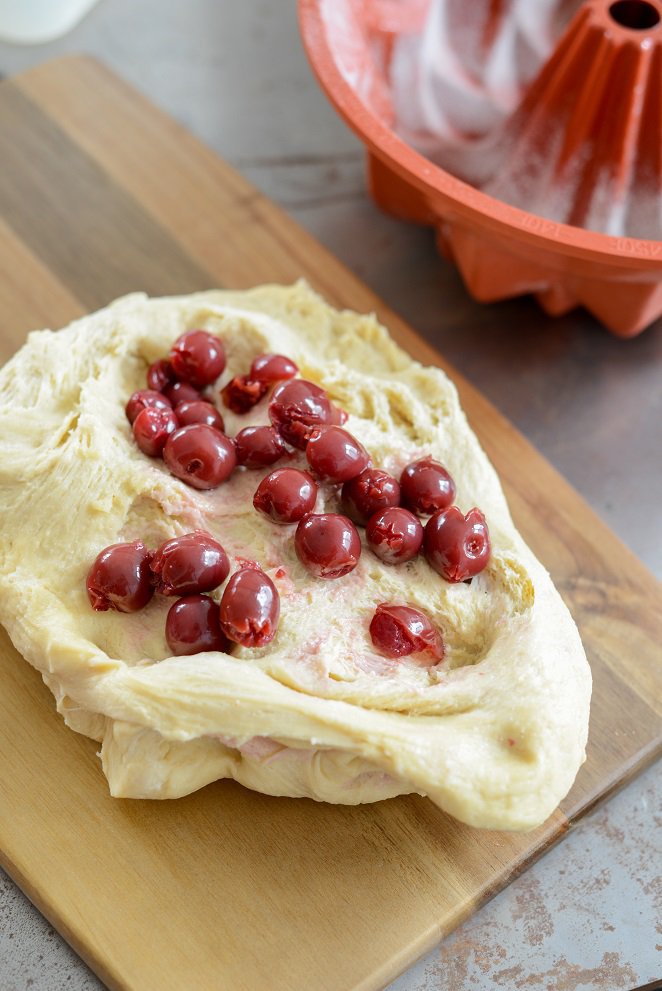  Brioche Mit Saürkirschen Schritt 7 Teig Mit Saürkirschen Belegt