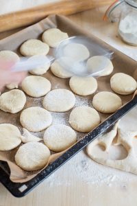 Französische Beignets fast wie bei Maman Beignets Mit Puder Zucker Bestreün 200x300