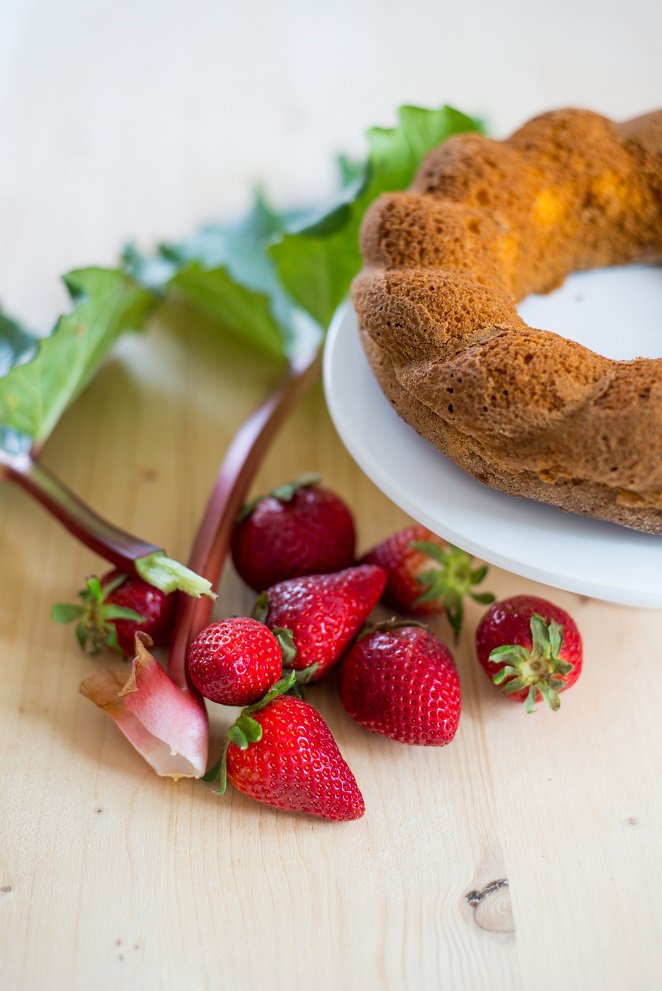 Frühlingskuchen mit Möhren, Rhabarber und Erdbeeren DSC_8360