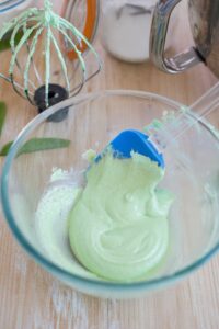 Erbsen Macarons (Macarons aux petits pois) Erbsen Macarons Gemüse Backen 7 200x300