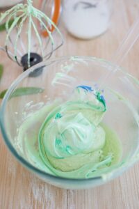 Erbsen Macarons (Macarons aux petits pois) Erbsen Macarons Gemüse Backen 8 200x300