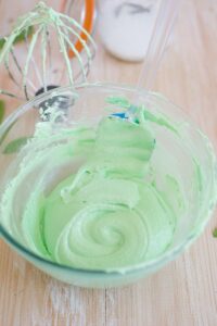 Erbsen Macarons (Macarons aux petits pois) Erbsen Macarons Gemüse Backen 9 200x300