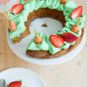 Frühlingskuchen mit Möhren, Rhabarber und Erdbeeren