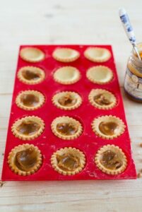 Mini Tartelettes mit Salzbutterkaramell und Schokolade Mini Tartelette Mit Karamell 201x300