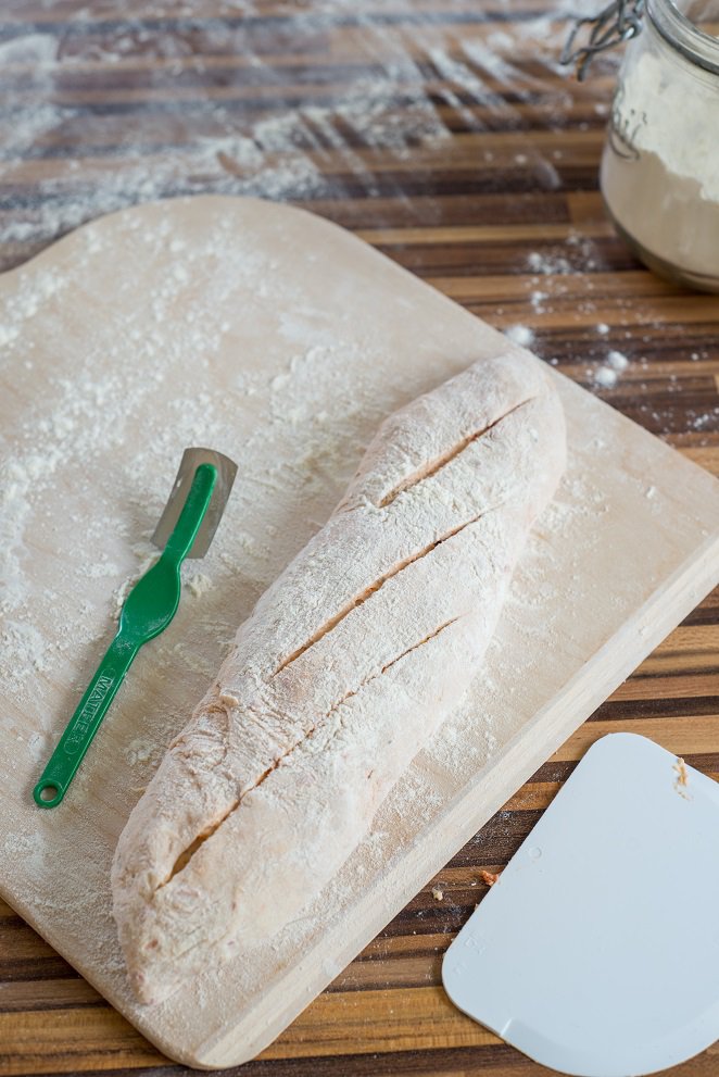 Baguette mit Tomaten Tomaten Baguette Rezept Schritt 8 Brotlaib Auf Backbrett Bemehlt