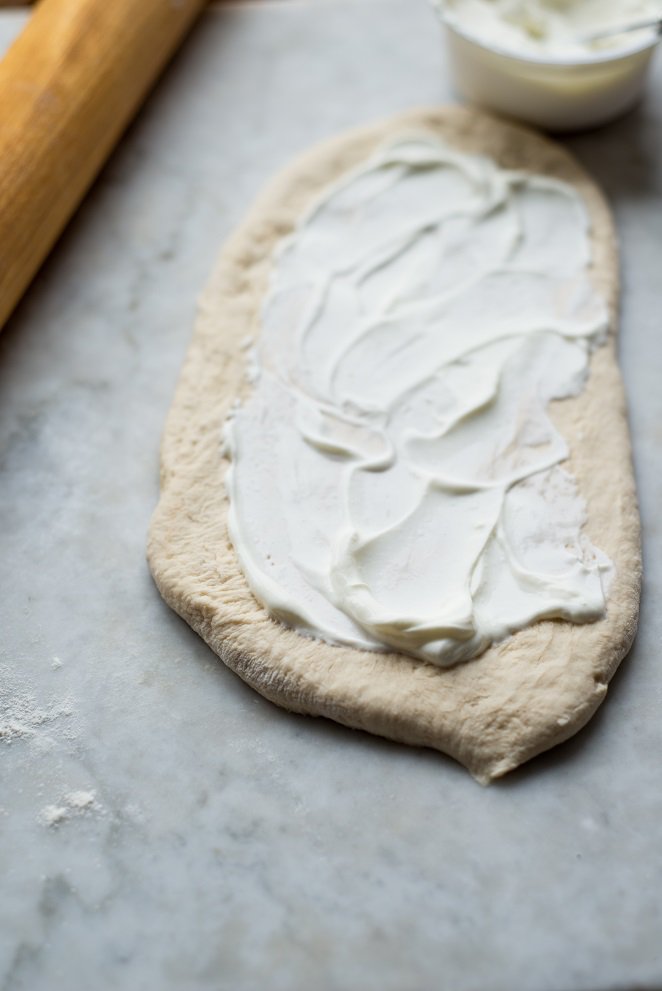 Flammkuchen wie ein Epi Epi Bagütte Schritt 5 Teig Mit Creme Fraiche Bestreichen
