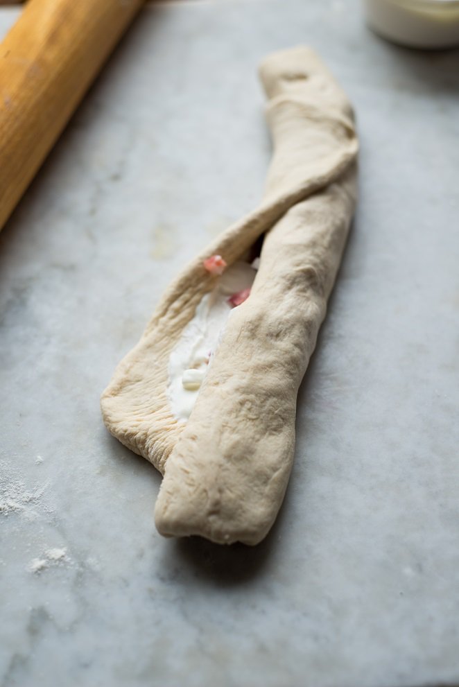 Flammkuchen wie ein Epi Epi Bagütte Schritt 7 Teig Gefaltet Auf Arbeitsfläche