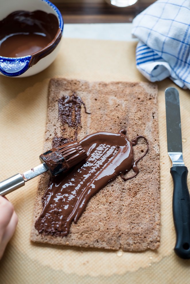 Opéra wie eine schwarzwälder Kirschtorte Französische Patisserie Rezept Schritt 6 Schokolade Auf Biskuit Strei