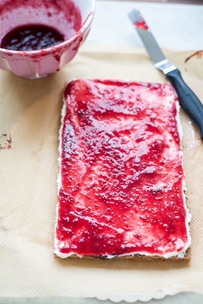 Opéra wie eine schwarzwälder Kirschtorte Französische Patisserie Rezept Schritt 8 Kirschkonfitüre Auf Biskuit